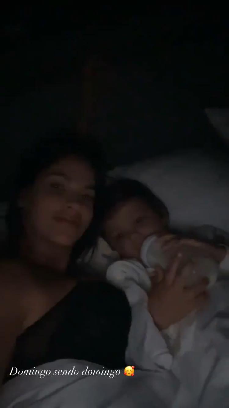 Andressa Suita e Gusttavo Lima surgem na cama com os filhos 