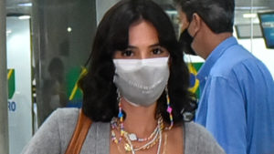 Bruna Marquezine aparece com look luxuoso no aeroporto - Crédito: Marcelo Sá Barretto / AgNews