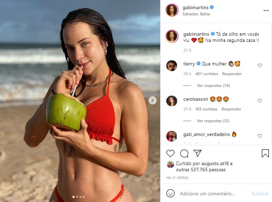 Gabi Martins exibe corpão ao curtir dia na praia