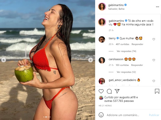 Gabi Martins exibe corpão ao curtir dia na praia