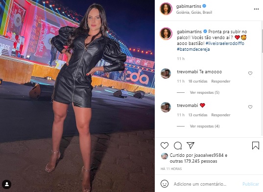 Gabi Martins exibe boa forma ao usar look justo