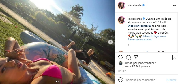 Isis Valverde posa com biquíni fio-dental em dia na piscina
