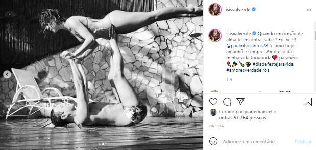 Isis Valverde posa com biquíni fio-dental em dia na piscina