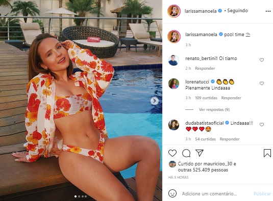 Larissa Manoela exibe a barriguinha seca em foto de biquíni