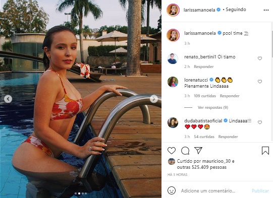 Larissa Manoela exibe a barriguinha seca em foto de biquíni