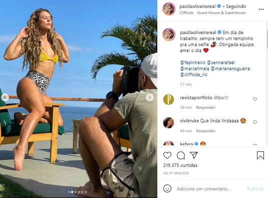 De biquíni, Paolla Oliveira exibe boa forma em ensaio fotográfico