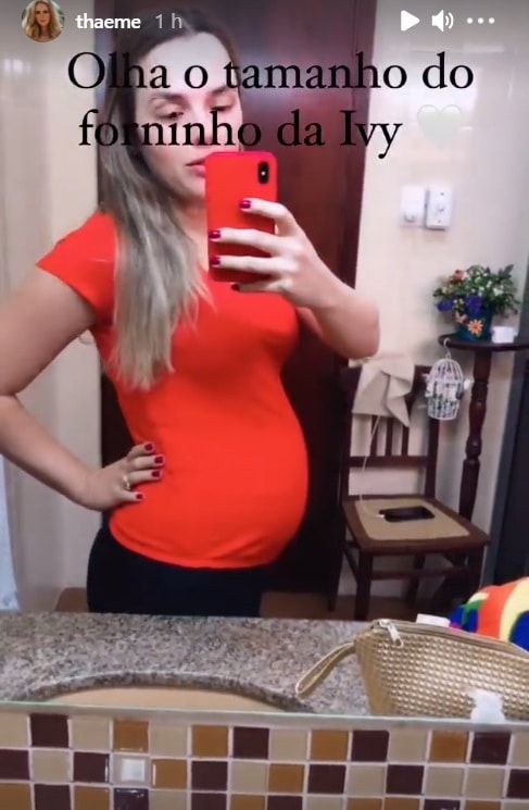 Thaeme mostra a barriguinha de cinco meses da segunda gravidez - Crédito: Reprodução / Instagram
