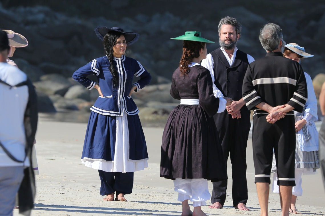 Elenco grava novela 'Nos Tempos do Imperador' em praia do Rio