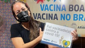 Renata Alves recebe vacina contra covid-19. Foto: Reprodução/Instagram