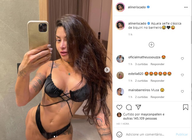 Aline Riscado arrasa ao usar biquíni cavadíssimo