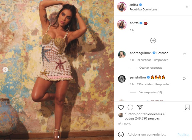 Anitta arrasa ao surgir com vestido curtinho