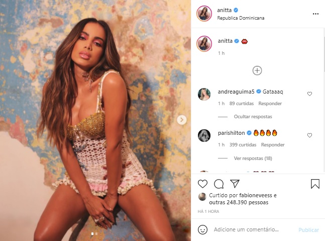 Anitta arrasa ao surgir com vestido curtinho