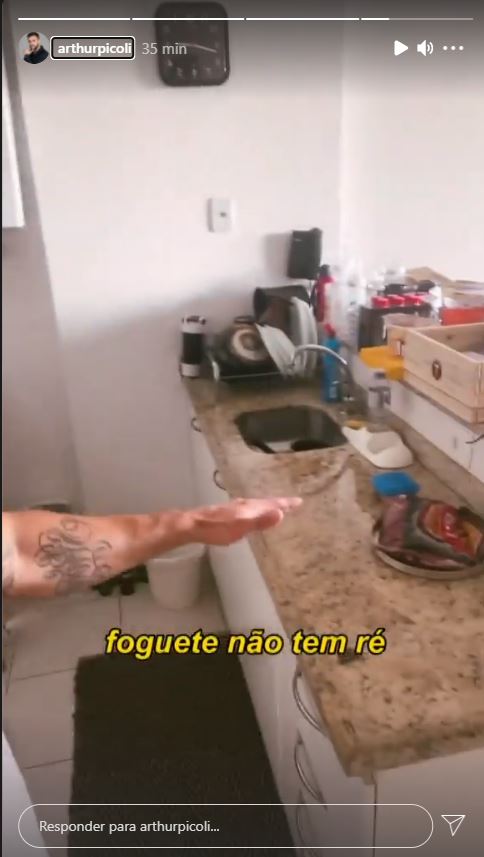 Arthur mostra a decoração do seu apartamento simples - Crédito: Reprodução / Instagram