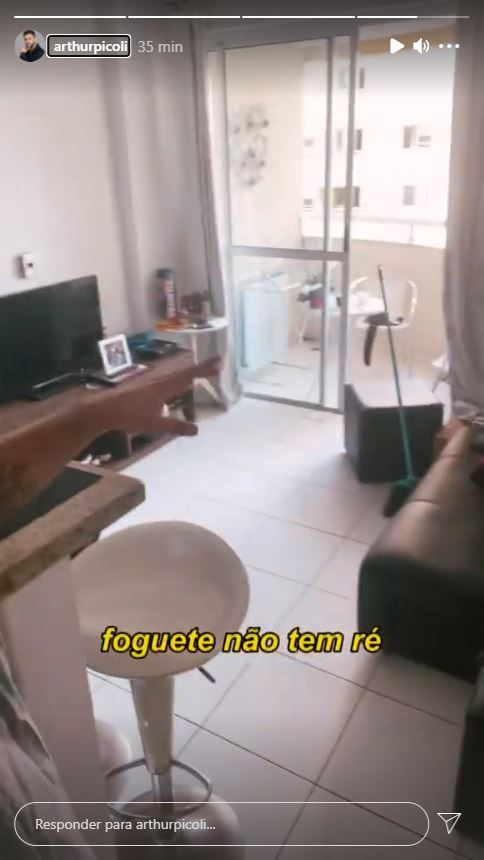 Arthur mostra a decoração do seu apartamento simples - Crédito: Reprodução / Instagram