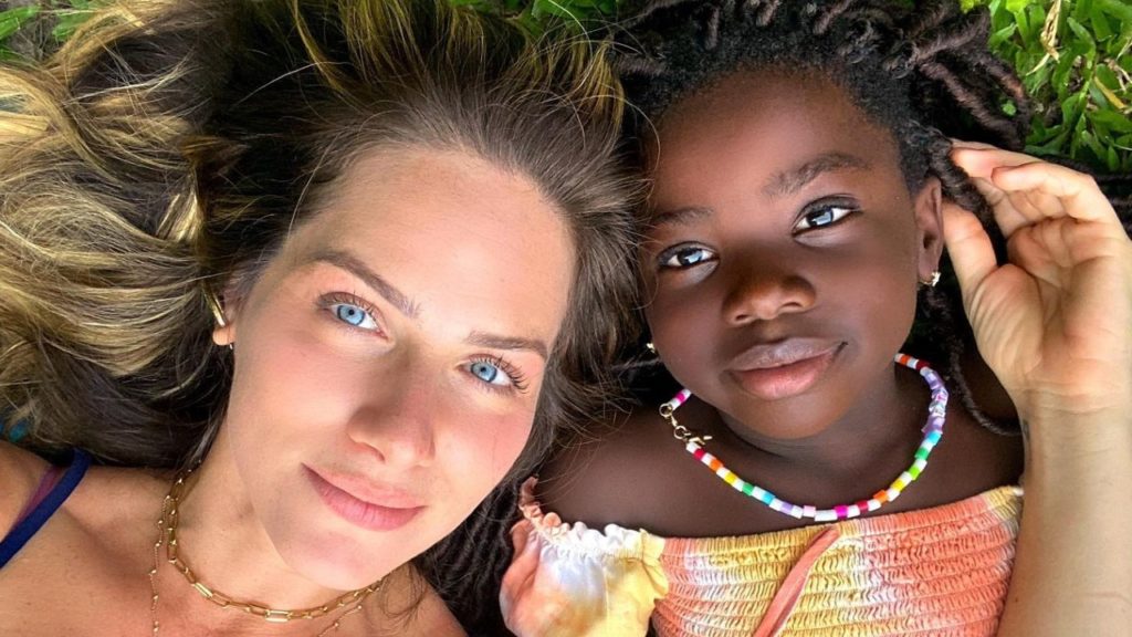 Giovanna Ewbank e Titi posam deitadas na grama