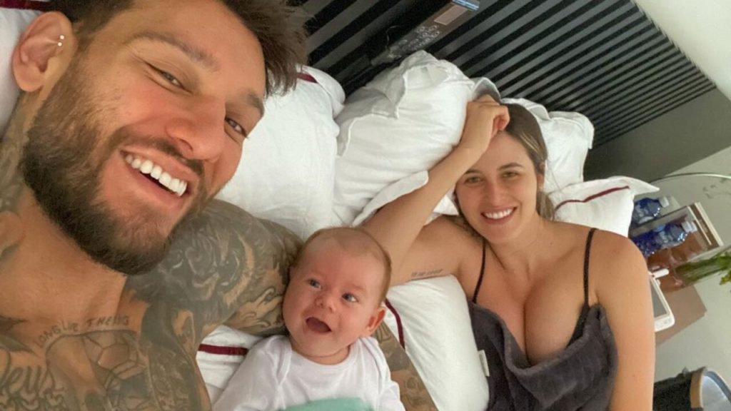 Lucas Lucco e Lorena Carvalho com o filho, Luca