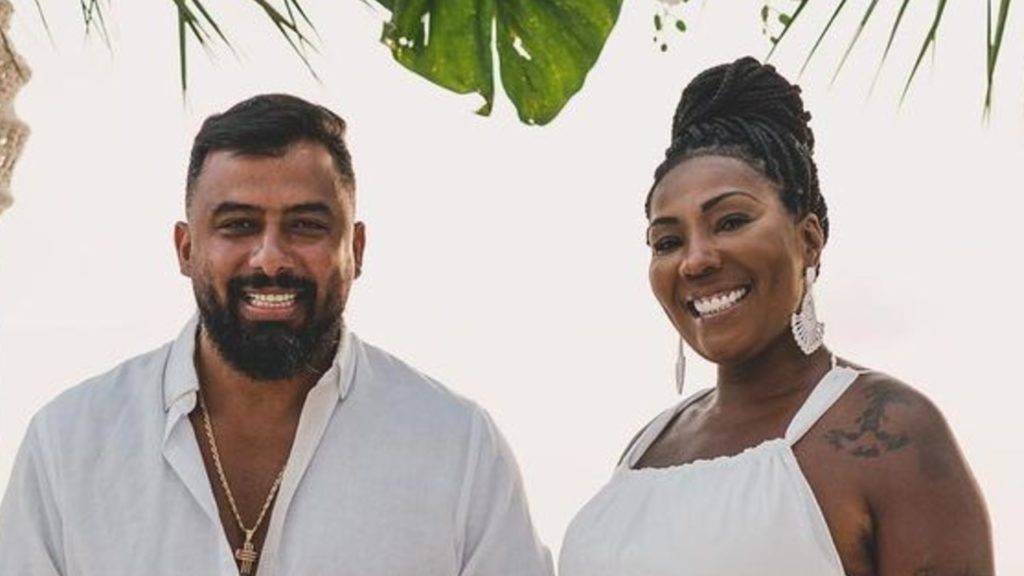 Mãe de Ludmilla e o marido posam para foto