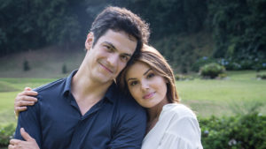 Eric (Mateus Solano) e Luiza (Camila Queiroz) na novela Pega Pega - Crédito: Globo / Adriana Garcia
