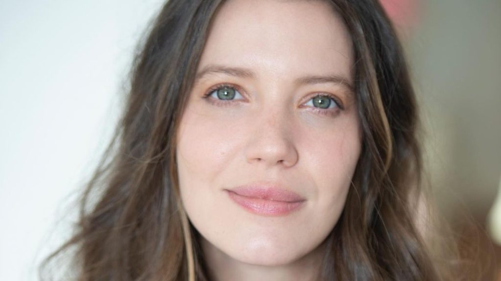 Nathalia Dill mostra sobrancelhas naturais