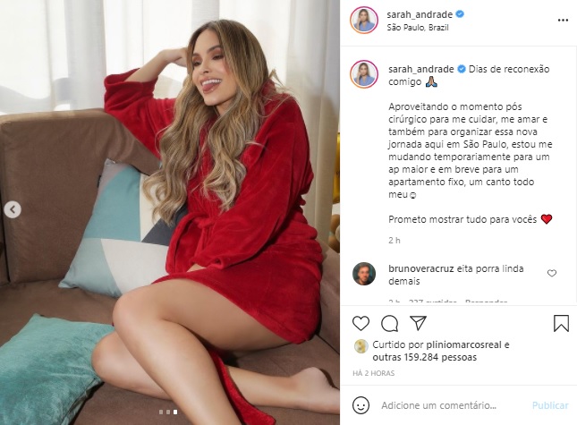 Sarah Andrade esbanja beleza ao surgir só de roupão