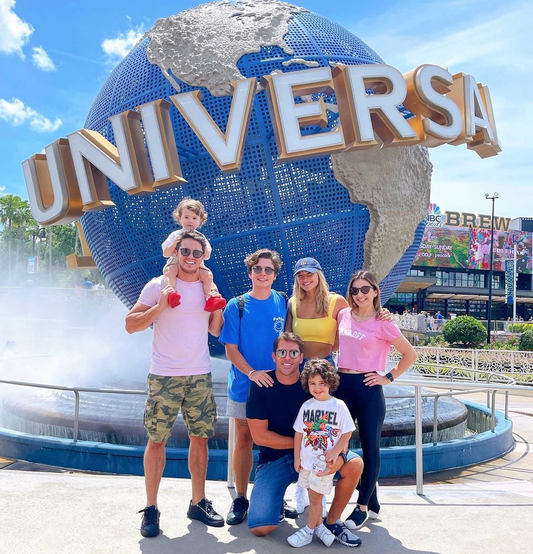 Sasha e João Figueiredo com amigos em parque nos EUA (Foto: Reprodução/Instagram)