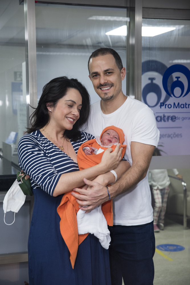 Izabella Camargo com a filha e o marido - Crédito: Leo Franco / AgNews