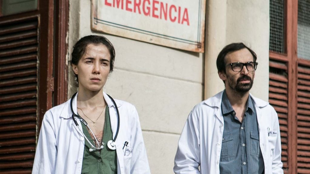 Carolina (Marjorie Estiano) e Evandro (Julio Andrade) na série Sob Pressão - Crédito: Globo / Raquel Cunha