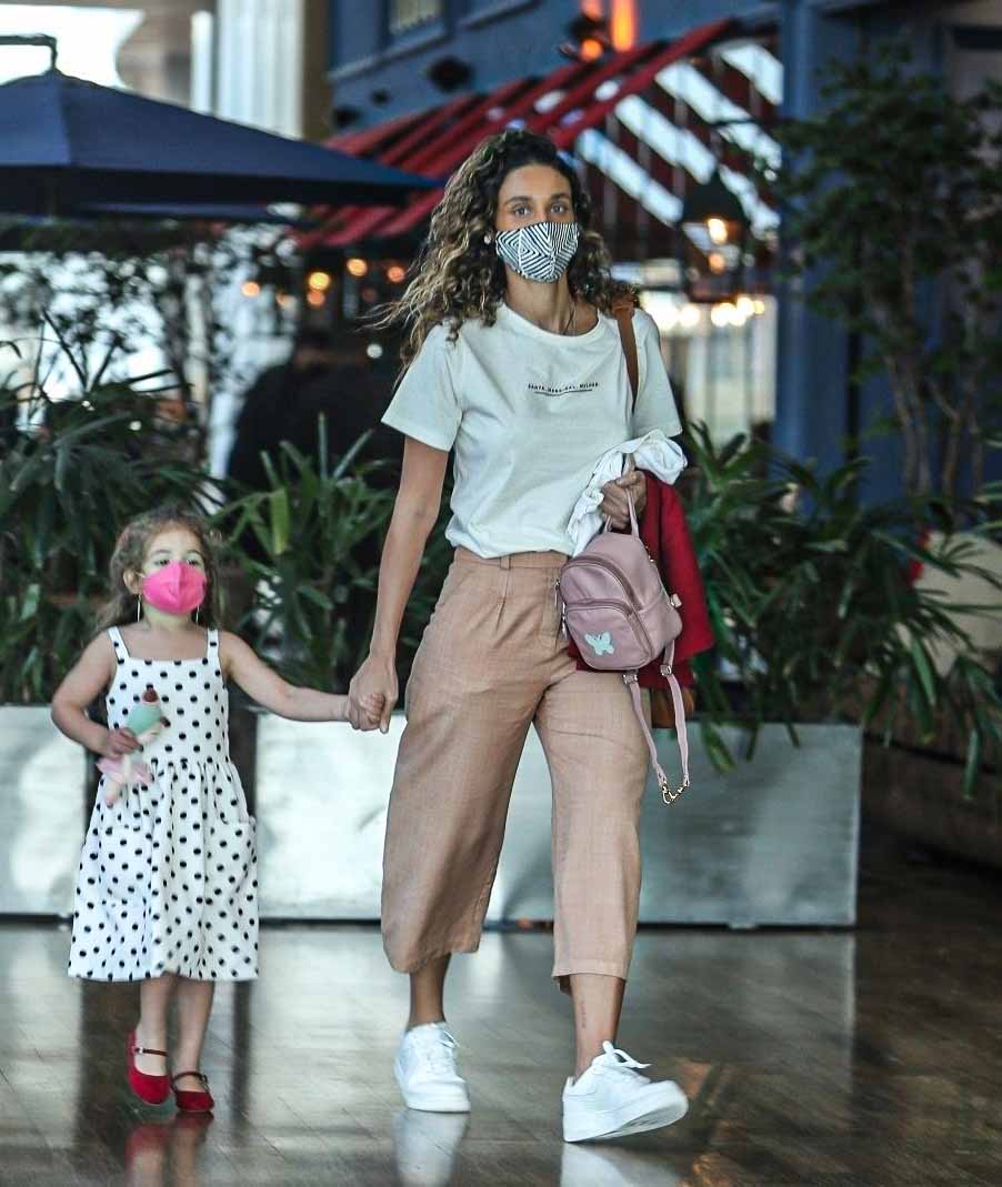 Débora Nascimento e a filha, Bella, no shopping - Crédito: AgNews