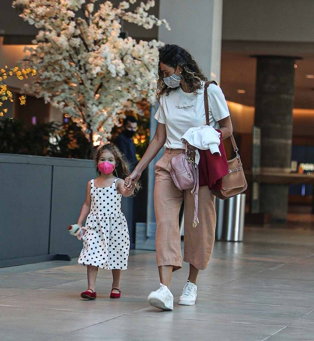 Débora Nascimento e a filha, Bella, no shopping - Crédito: AgNews