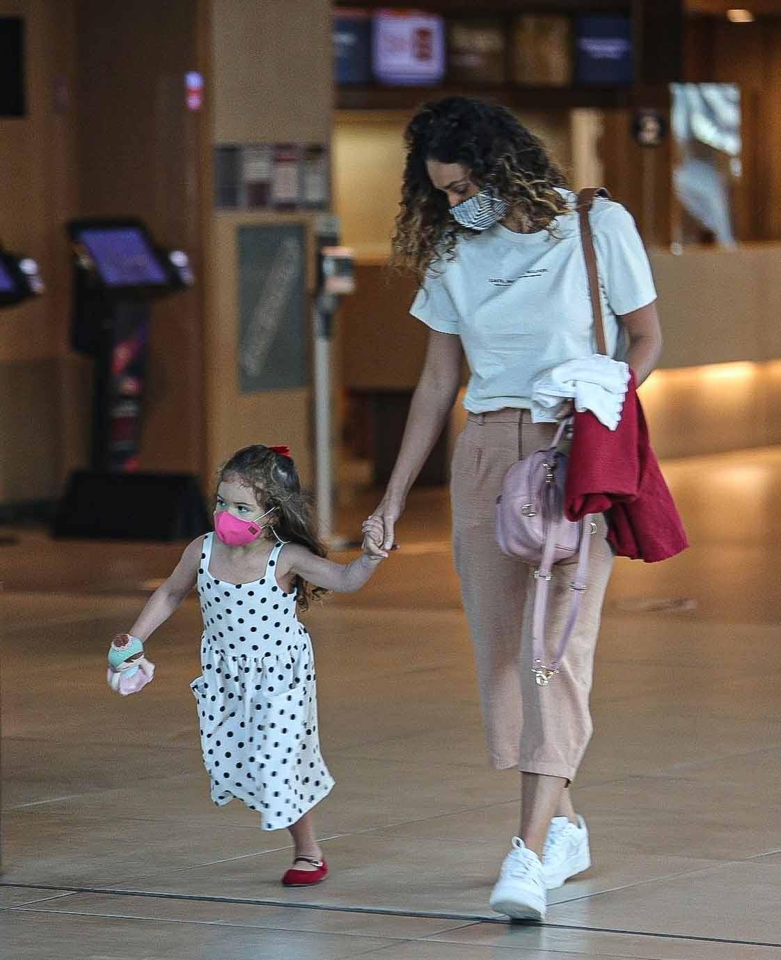 Débora Nascimento e a filha, Bella, no shopping - Crédito: AgNews