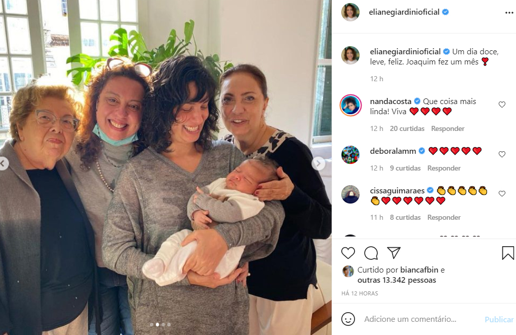 Eliane Giardini posa com a família ao celebrar o primeiro mês do neto recém-nascido - Crédito: Reprodução / Instagram