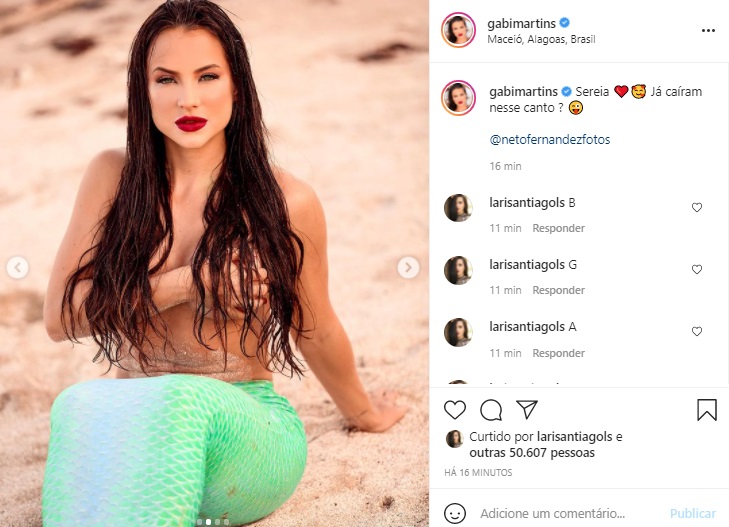 Gabi Martins faz topless em dia na praia e agita web