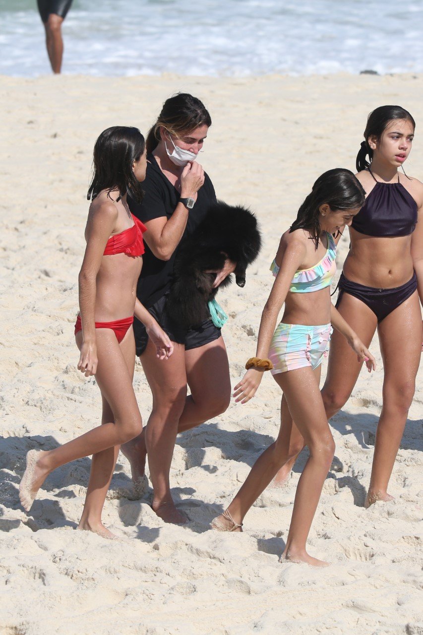 Giovanna Antonelli curte dia na praia com as filhas gêmeas