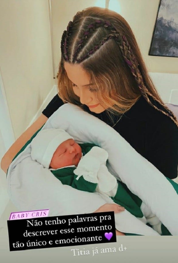 Iris com o recém-nascido Cris - Crédito: Reprodução/ Instagram