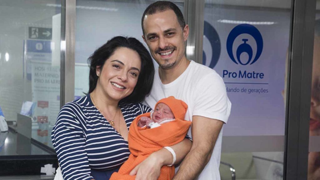 Izabella Camargo com a filha e o marido - Crédito: Leo Franco / AgNews