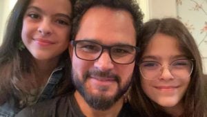 Luciano Camargo com as filhas gêmeas - Crédito: Reprodução / Instagram