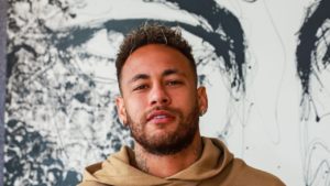 Neymar Jr ostenta mansão e helicóptero