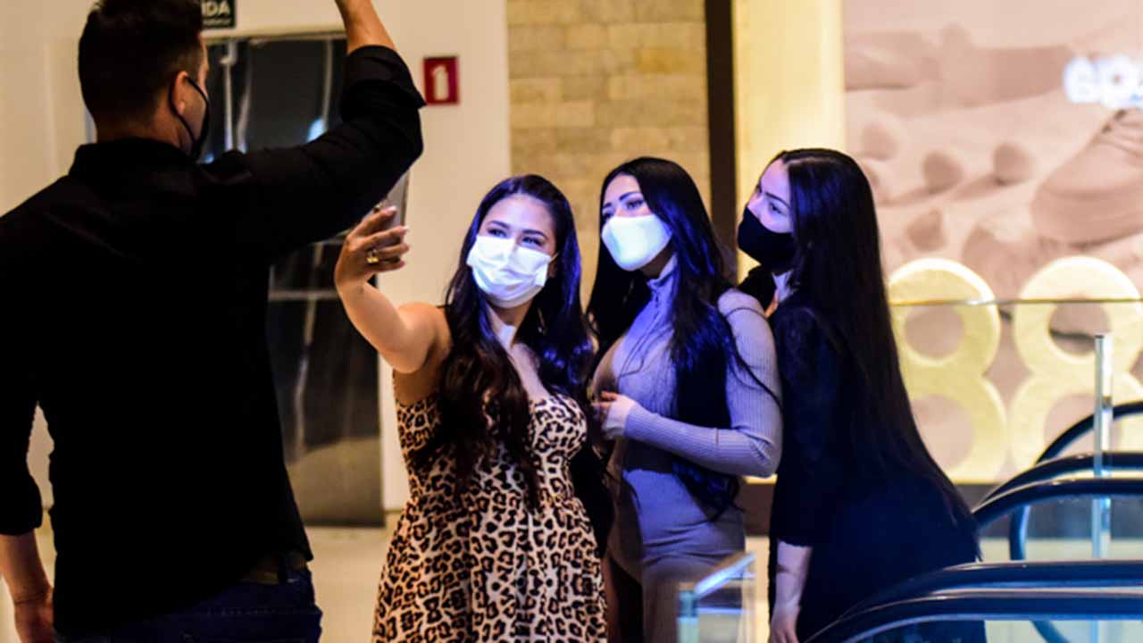 Com a irmã, Simone, Simaria curte passeio no shopping - Crédito: Leo Franco / AgNews