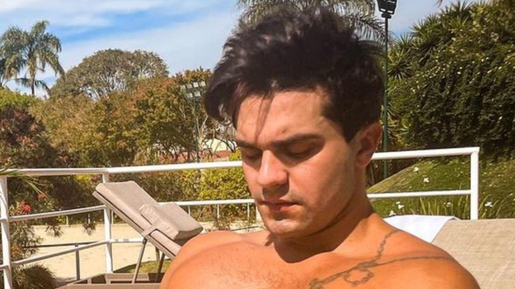 Luan Santana exibe abdômen trincado em foto só de cueca