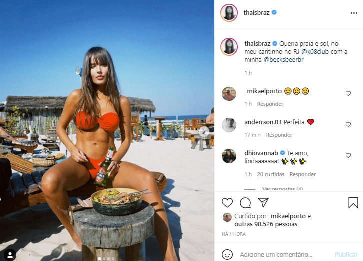 Thais Braz exibe a barriguinha sarada em dia na praia 