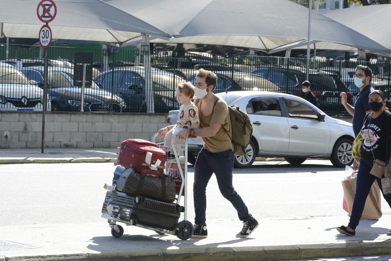 Thales Bretas desembarca no Rio de Janeiro com os filhos