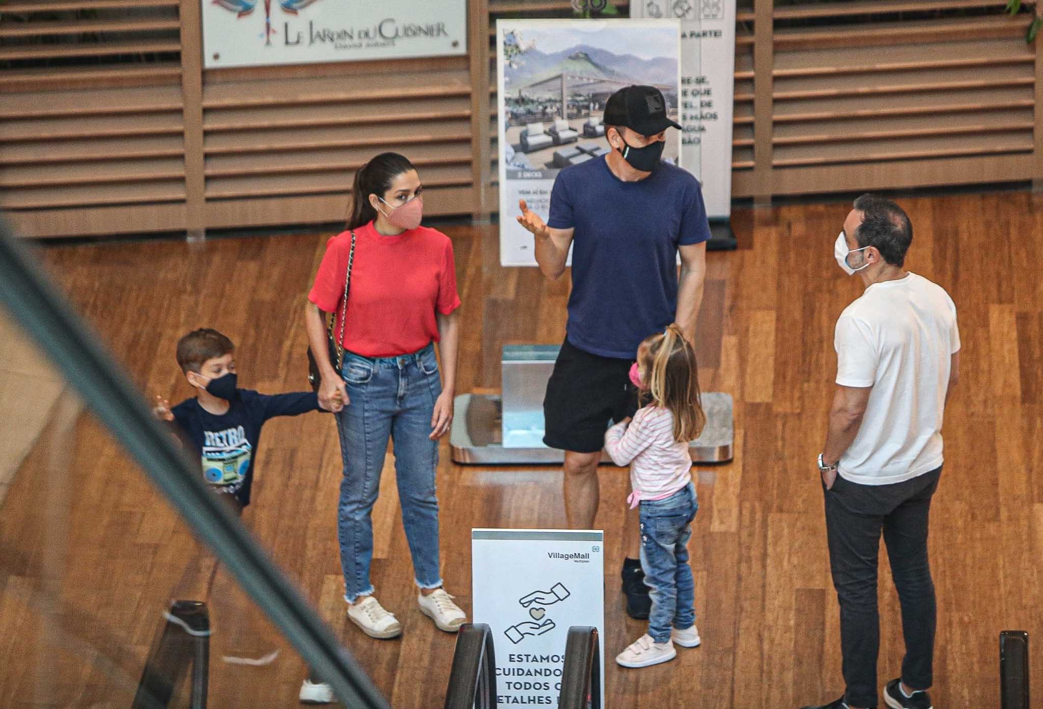 Michel Teló e Thais Fersoza curtem passeio com os filhos, Melinda e Teodoro - Crédito: Edson Aipim / AgNews