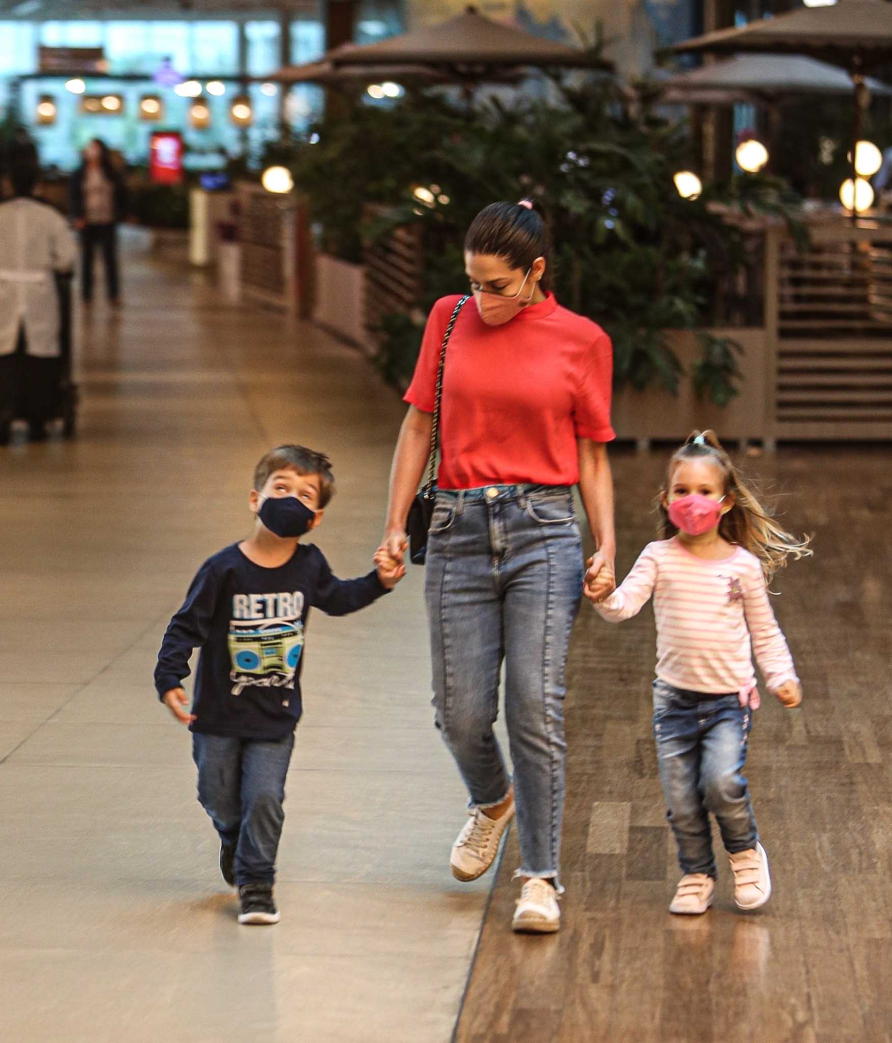 Michel Teló e Thais Fersoza curtem passeio com os filhos, Melinda e Teodoro - Crédito: Edson Aipim / AgNews