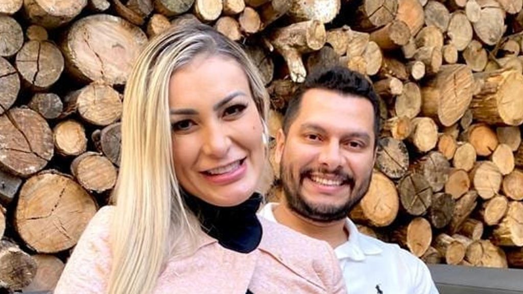 Grávida, Andressa Urach anuncia fim do casamento