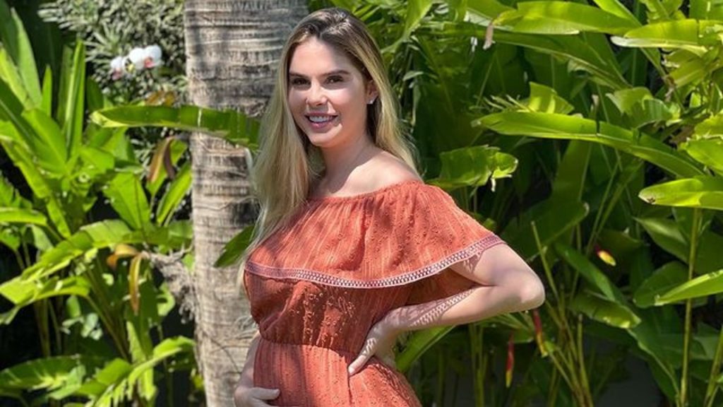 Bárbara Evans mostra evolução da barriga