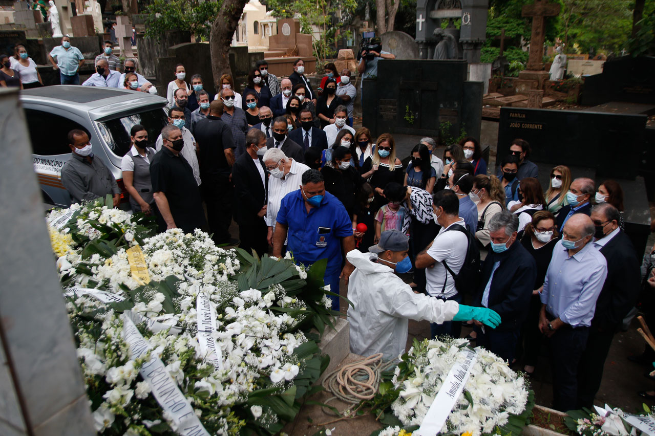 Família se despede de Dudu Braga durante o sepultamento - Crédito: Marcelo Gonçalves e Francisco Cepeda/AgNews