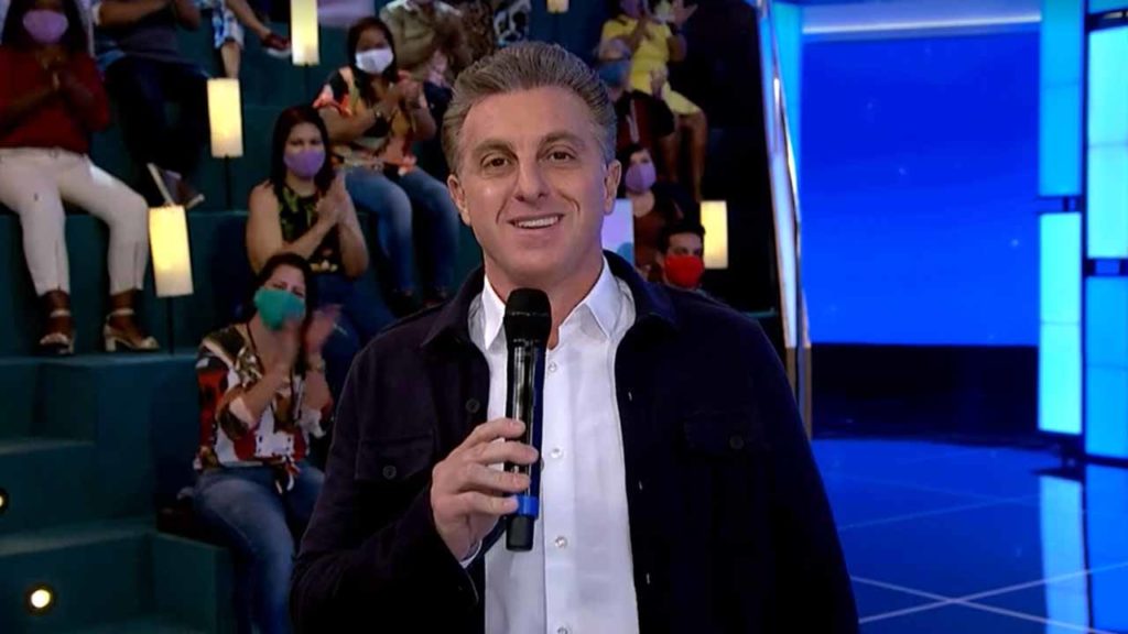 Luciano Huck em sua estreia com o Domingão com Huck - Crédito: Reprodução / Globo