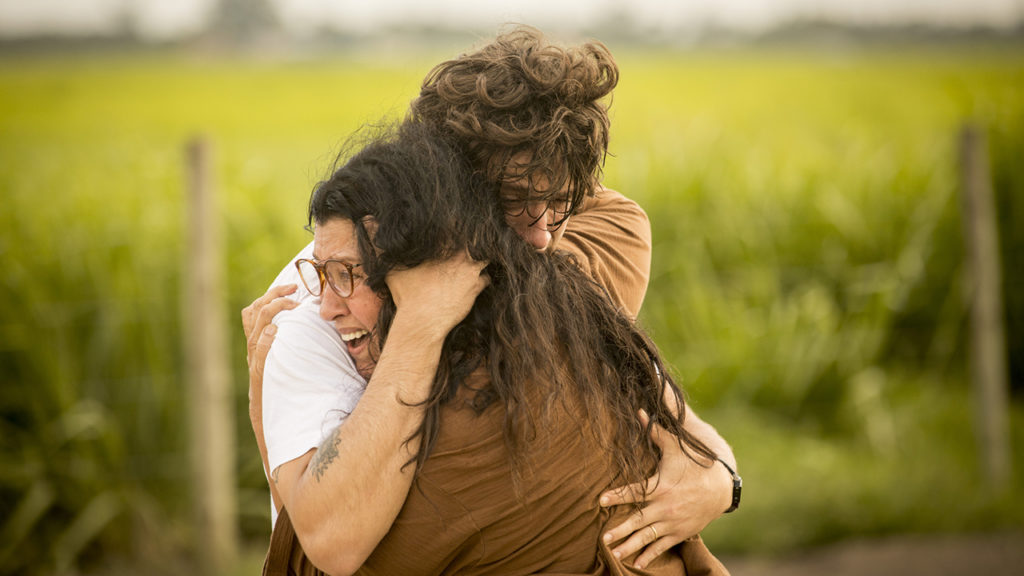 Lurdes (Regina Casé) e Danilo / Domênico (Chay Suede) em cena da novela Amor de Mãe - Crédito: Globo / João Cotta