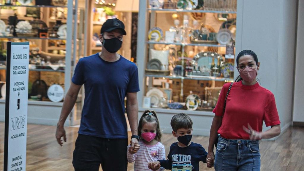 Michel Teló e Thais Fersoza curtem passeio com os filhos, Melinda e Teodoro - Crédito: Edson Aipim / AgNews