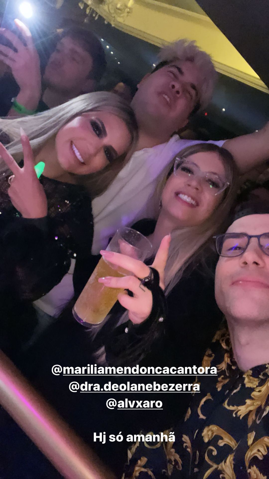 Marília Mendonça curte noitada com os amigos - Crédito: Reprodução / Instagram
